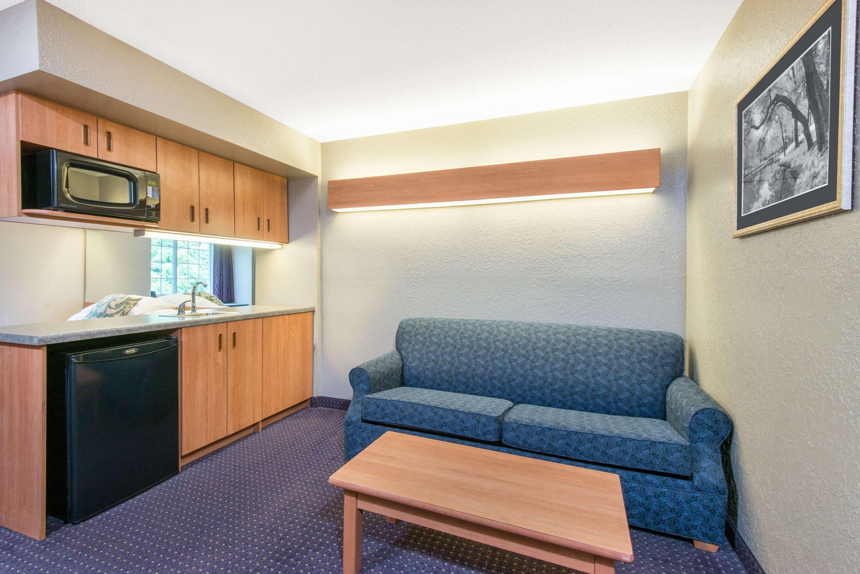 Microtel Inn & Suites By Wyndham Hazelton/Bruceton Mills Экстерьер фото