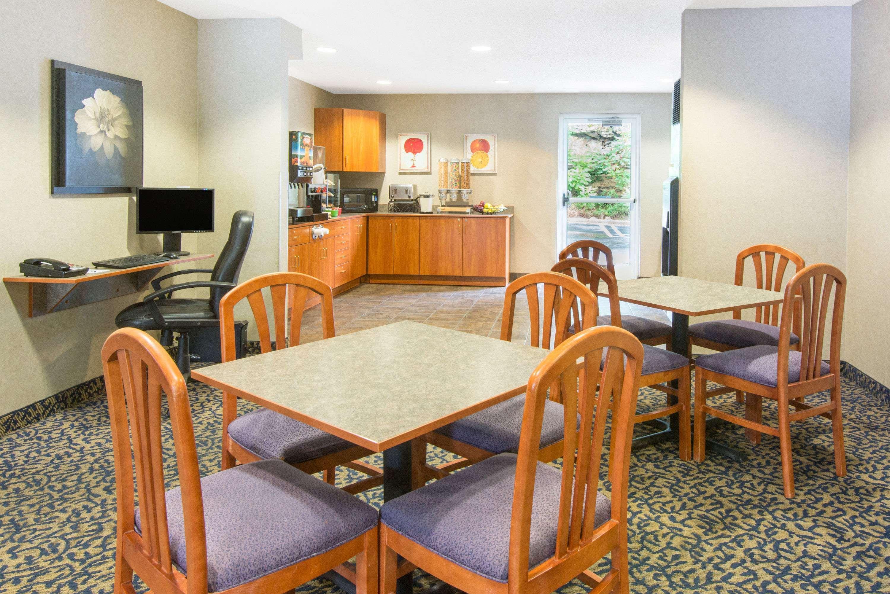 Microtel Inn & Suites By Wyndham Hazelton/Bruceton Mills Экстерьер фото
